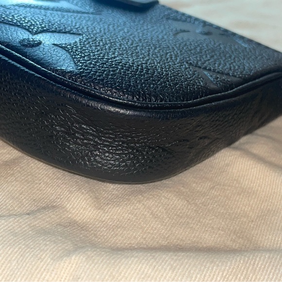 💜💜Louis Vuitton Multi Pochette Accessoires
Empreinte Leather- SMALL Poch… - Picture 5 of 13
